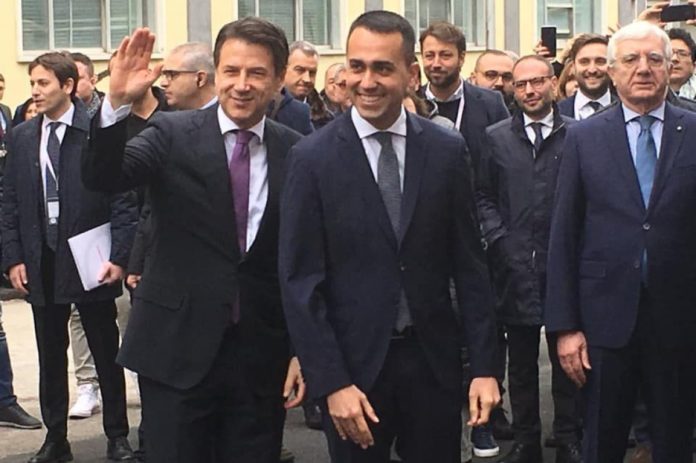 Pomigliano, Di Maio e Conte: "Un miliardo per l'aeronautica"