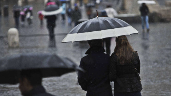 Meteo Napoli, oggi pioggia e schiarite: le previsioni