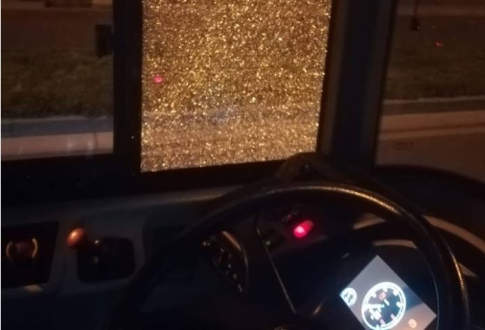 Scampia: Ancora sassi lanciati contro un bus Anm, paura tra i passeggeri