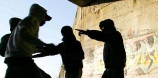 Mamme e bambini rom aggrediti da baby gang a Napoli