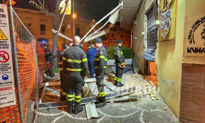 Incubo racket a Giugliano, bomba devasta bar nella notte