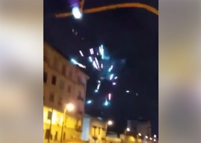 Fuochi d'artificio a Poggioreale per chi esce da carcere (VIDEO)