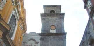Un laser per rimuovere i graffiti dal campanile di San Lorenzo Maggiore