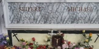 Fiori su tomba del boia nazista, indignazione Anpi: “Seppellirlo senza nome”