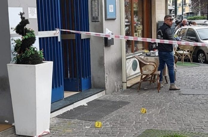 Sparatoria in piazza Nazionale: possibili collegamenti con il raid al rione Villa