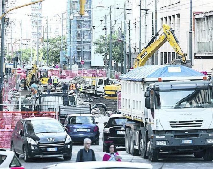 Napoli, nuova voragine in via De Gasperi: è sempre più emergenza traffico