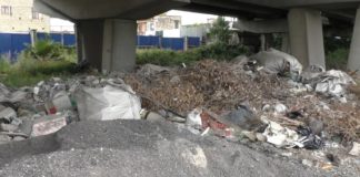 Ponticelli: c’è un cavalcavia pieno di rifiuti in via Botteghelle