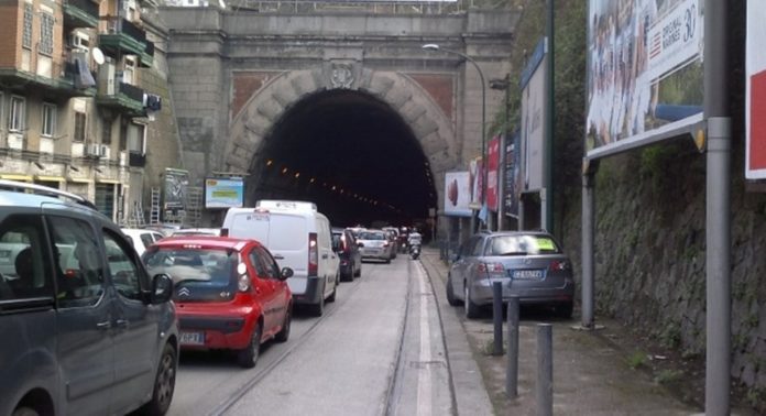 Fuorigrotta, incidente mortale nella Galleria Laziale. Traffico in tilt