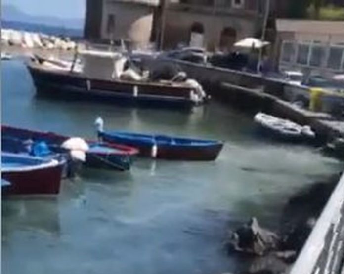 Posillipo, ancora choc a Riva Fiorita: il mare diventa bianco