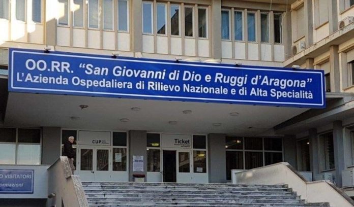 Fisciano, studentessa tenta il suicidio con tre coltellate: è grave