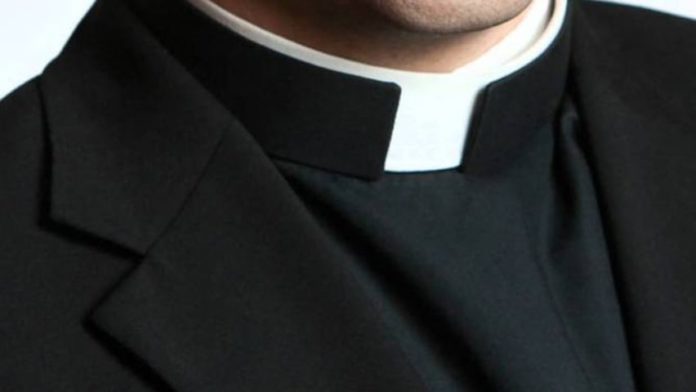 Trentola Ducenta, sospetta pedofilia: Diocesi sospende don Michele Mottola