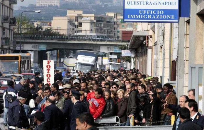 Immigrazione clandestina, 7 arresti a Napoli: ci sono anche due poliziotti