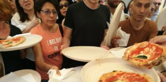 La pizza Margherita compie 130 anni. Da Brandi gli "ospiti" della Caritas