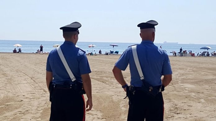 Al mare con le famiglie, arrestati in spiaggia due latitanti del clan Rinaldi