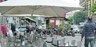 Napoli, stop gazebo e tavolini “selvaggi” per bar e locali: arrivano nuove regole