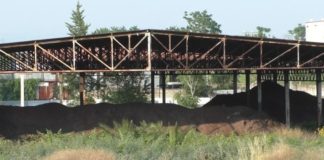 Ponticelli: l’area dell’ex bitumificio invasa da rifiuti e fumo nero