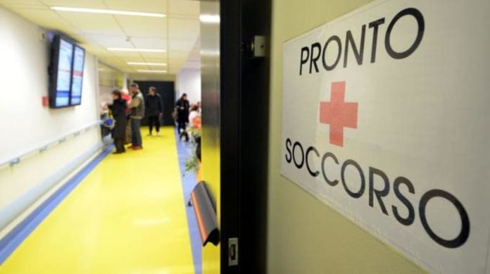 Acerra: 59enne danneggia il Pronto Soccorso con calci e pugni