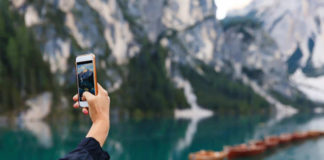 Ponticelli, si arrampicano di notte sul tetto per un selfie: due 16enni precipitano