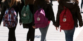 Napoli, abusi su due studentesse: arrestato un ex prof del liceo Vico