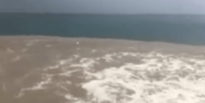 Napoli, nuovo problema ambientale: chiazza marrone nel mare di Posillipo (VIDEO)