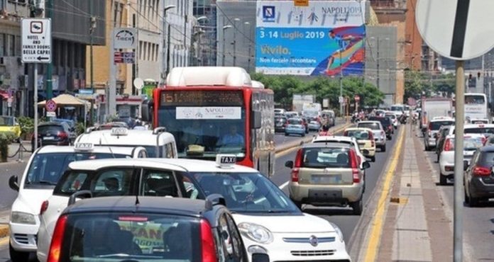 Napoli, mancano i vigili: problemi con le corsie preferenziali dopo la fine dell’Universiade