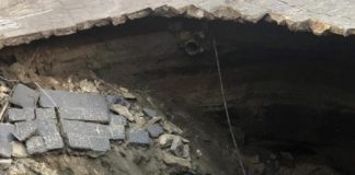 Casoria, camion di rifiuti sprofonda in una voragine: 7 palazzi evacuati