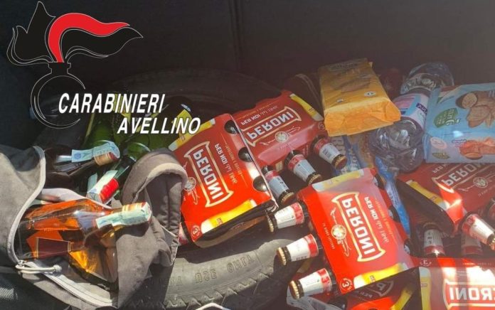 Scorte di alcolici e alimentari di dubbia provenienza in auto: tre denunce