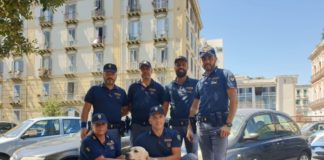 Labrador chiuso in auto sotto il sole, salvato dalla Polizia a Napoli (VIDEO)