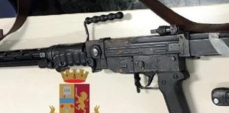 Arrestato il titolare di un autosalone: aveva nascosto un mitra nella sua Jaguar
