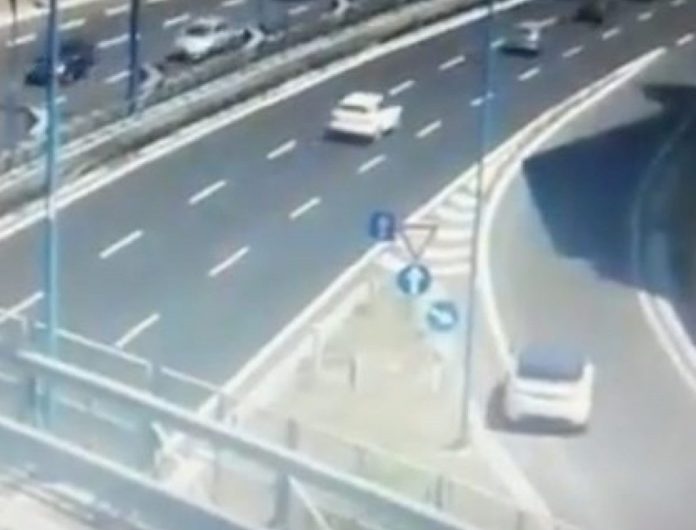 Tangenziale, sbaglia l’uscita e fa retromarcia: sfiorato incidente (VIDEO)