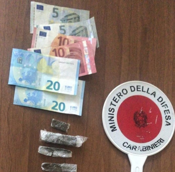 Caivano, aveva dosi di hashish in borsetta: pusher 36enne arrestata dai Carabinieri