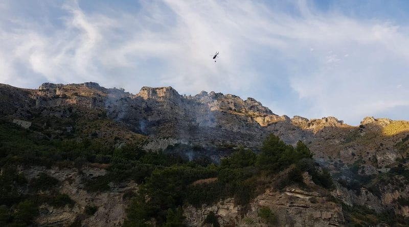 Incendio a Vico Equense: la Guardia Costiera coordina evacuazione dei turisti