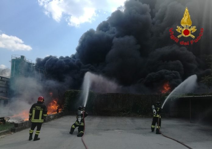 Avellino, rogo in una fabbrica di materiale plastico: allarme ambientale