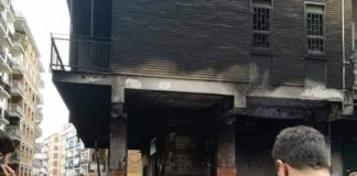 Rione Alto, vasto incendio nella notte: danni a edificio e scooter parcheggiati