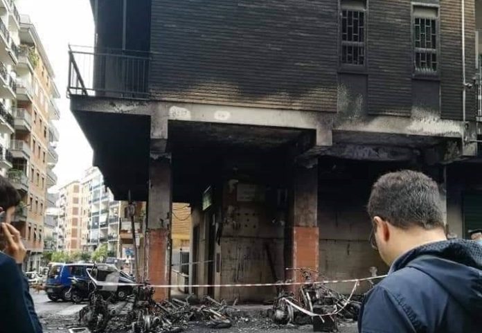 Rione Alto, vasto incendio nella notte: danni a edificio e scooter parcheggiati