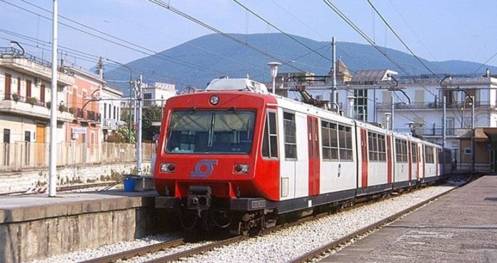 Treno della Circumvesuviana in tilt, fumo nei vagoni: passeggeri a piedi