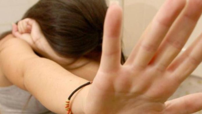 Cava de’ Tirreni, abusi su una studentessa 14enne: insegnante ai domiciliari