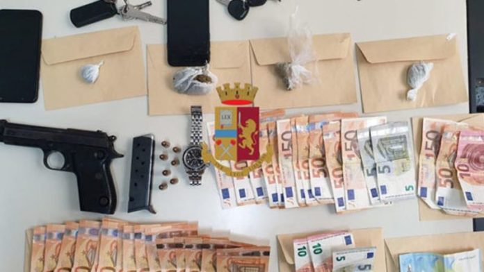 Vomero, giravano con pistola, droga e migliaia di euro sugli scooter: cinque arresti