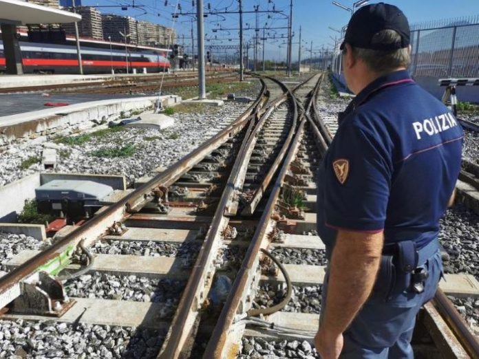 Si fingono operai e rubano rotaie nella stazione di Caserta: due arresti