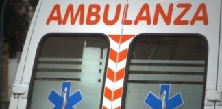 Afragola, chiamano l'ambulanza e poi la sommergono di oggetti