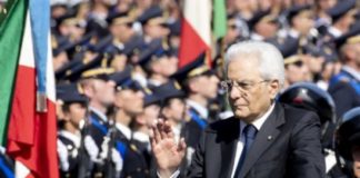 Mattarella a Napoli per la Giornata delle Forze Armate: applausi per le frecce tricolori