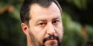 Matteo Salvini a Napoli: insulti sulla facciata del cinema Metropolitan