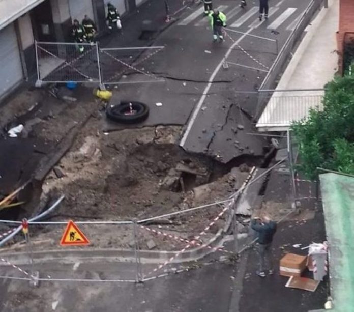 Maltempo a Napoli, enorme voragine ai Ponti Rossi: sgomberate ben 25 famiglie