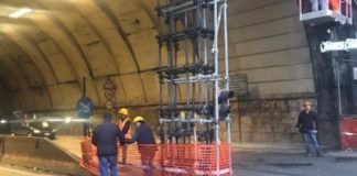 Galleria Vittoria, carreggiata chiusa per il distacco di una parete: caos traffico