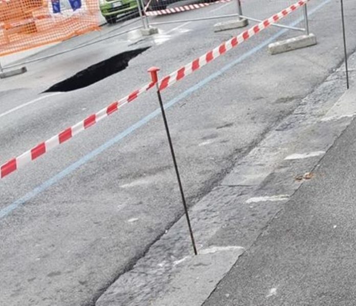 Voragine a Fuorigrotta: danni alla conduttura idrica e problemi al traffico