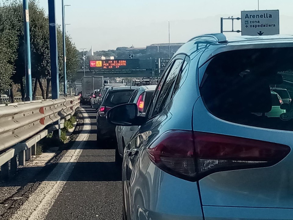 Traffico in tilt sulla Tangenziale di Napoli per grave incidente in ...