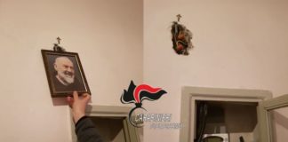 Ruba corrente e nasconde l’allaccio abusivo dietro quadro di Padre Pio: arrestato