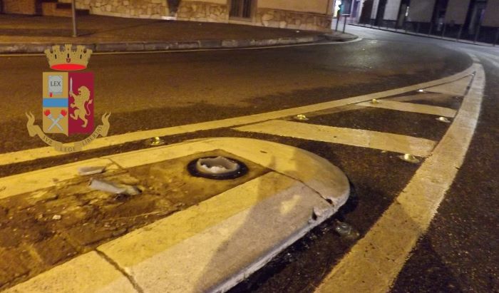 Pozzuoli, abbatte segnale stradale con la sua auto: fermata una 28enne