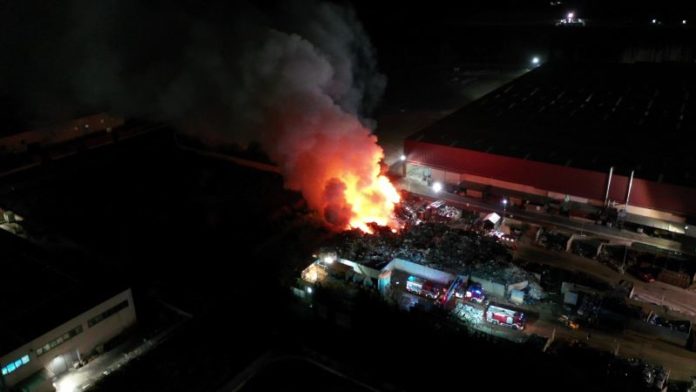 Acerra, un nuovo disastro ambientale: brucia impianto di stoccaggio di rifiuti ferrosi (VIDEO)