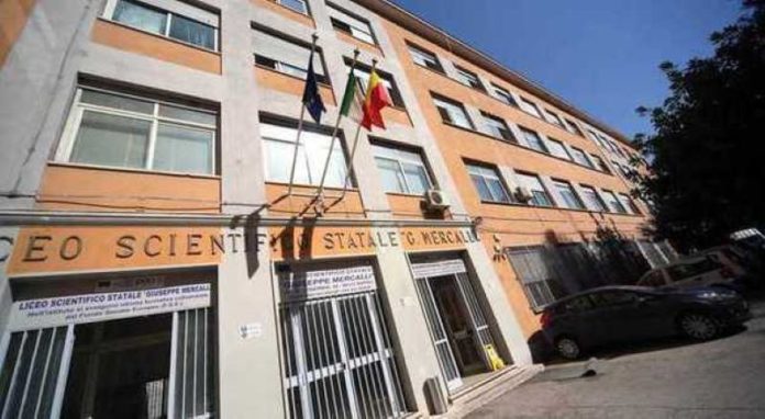 Docente con la mascherina al liceo Mercalli di Napoli: è polemica